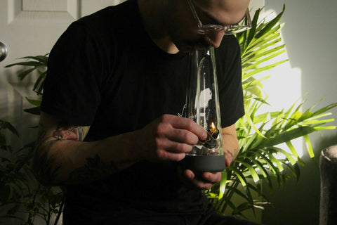 How to smoke out of a bong