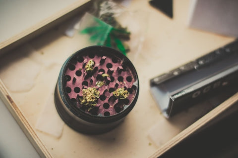 how to grind a weed without grinder